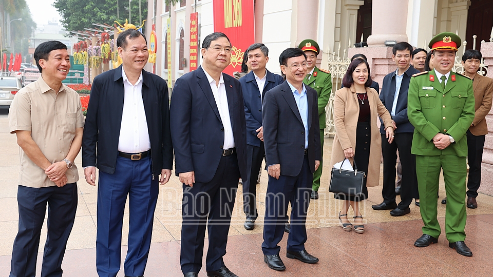 Các đồng chí lãnh đạo tỉnh kiểm tra thực tế công tác chuẩn bị Hội nghị công bố quy hoạch và xúc tiến đầu tư tỉnh Nam Định. 
