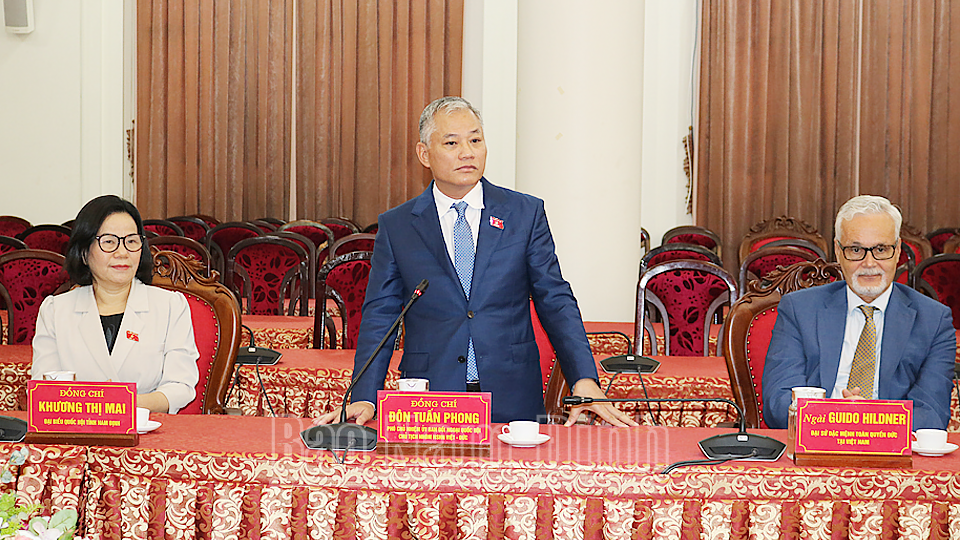 Đồng chí Đôn Tuấn Phong, Phó Chủ nhiệm Ủy ban Đối ngoại của Quốc hội, Chủ tịch Nhóm Nghị sĩ hữu nghị Việt - Đức phát biểu tại buổi làm việc. 
