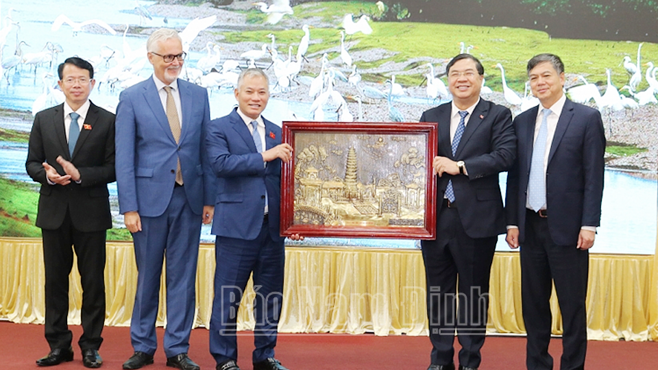 Đồng chí Bí thư Tỉnh ủy Phạm Gia Túc tặng đồng chí Đôn Tuấn Phong, Phó Chủ nhiệm Ủy ban Đối ngoại của Quốc hội, Chủ tịch Nhóm Nghị sĩ hữu nghị Việt - Đức bức tranh đồng Tháp Phổ Minh - biểu tượng lịch sử, văn hóa của tỉnh Nam Định. 
