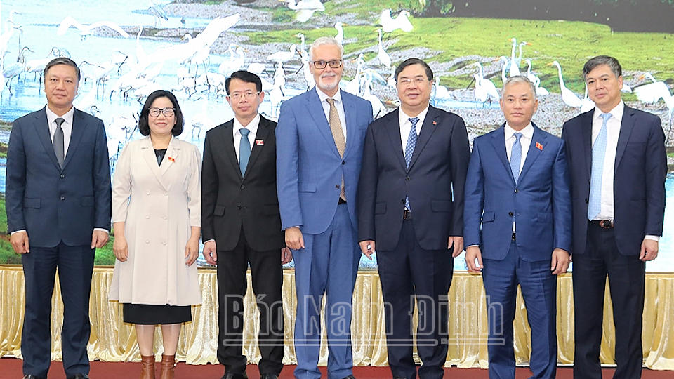 Các đồng chí lãnh đạo tỉnh và Đoàn công tác Nhóm Nghị sĩ hữu nghị Việt - Đức chụp ảnh lưu niệm.
