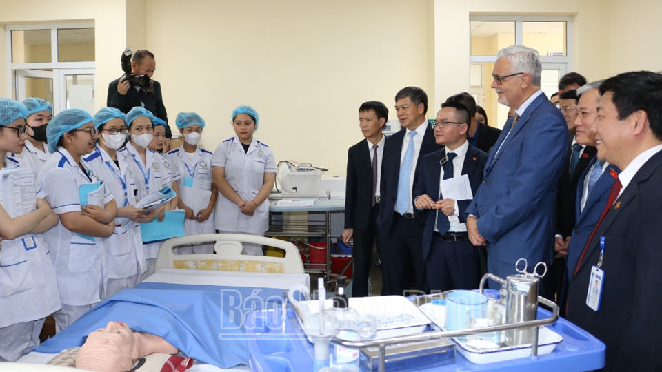 Đoàn công tác Nhóm Nghị sĩ hữu nghị Việt - Đức và ngài Guido Hildner, Đại sứ Đặc mệnh toàn quyền Cộng hòa Liên bang Đức tại Việt Nam thăm Trường Đại học Điều dưỡng Nam Định. 
