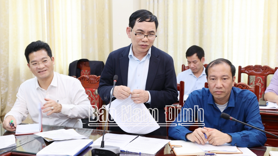 Đồng chí Triệu Đức Hạnh, TUV, Giám đốc Sở Nội vụ phát biểu tại cuộc họp. 
