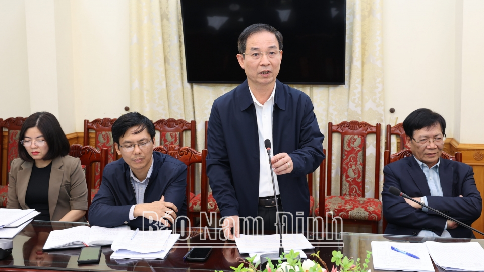 Đồng chí Trần Trung Kiên, Giám đốc Sở Y tế phát biểu tại cuộc họp. 
