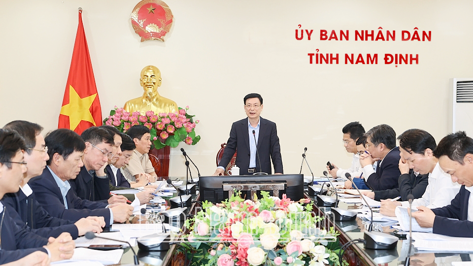 Đồng chí Phạm Đình Nghị, Phó Bí thư Tỉnh ủy, Chủ tịch UBND tỉnh chủ trì cuộc họp.
            