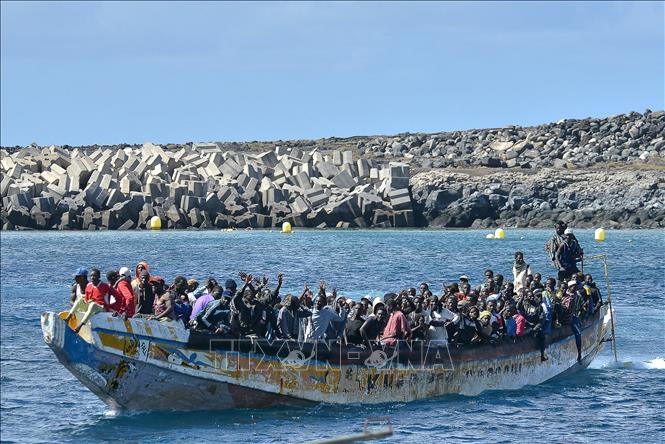 Tàu chở người di cư tới đảo Canary, Tây Ban Nha, ngày 21/10/2023. Ảnh: AFP/TTXVN
