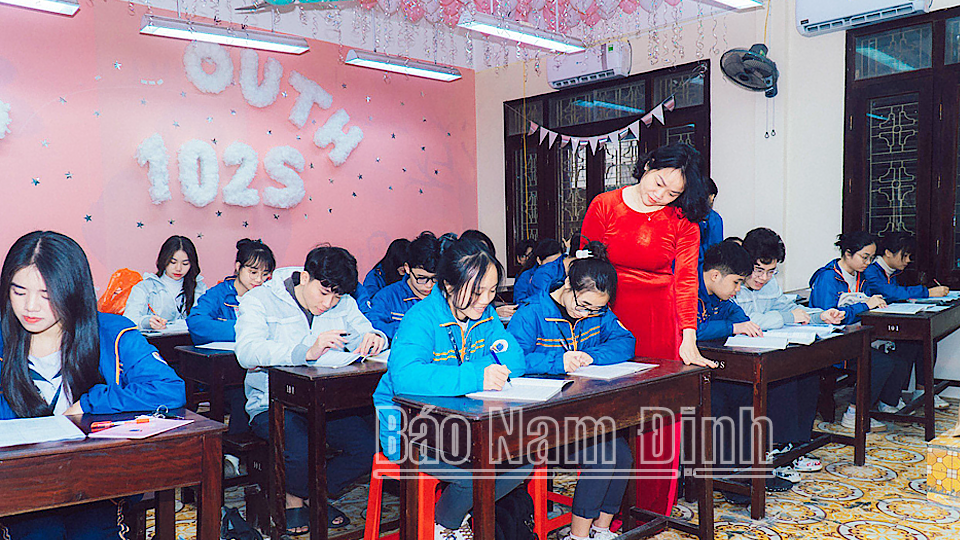 Cô giáo Trần Thị Thanh Xuân, Trường THPT chuyên Lê Hồng Phong trong một giờ lên lớp.