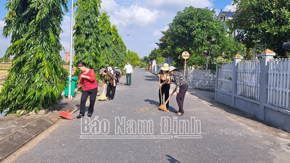 Nhân dân xóm 6, xã Xuân Thượng (Xuân Trường) vệ sinh đường làng, ngõ xóm.