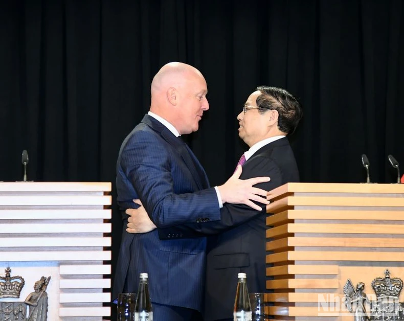 Hai Thủ tướng ôm hôn sau khi kết thúc họp báo.

