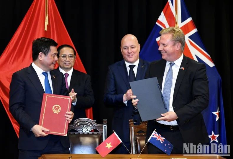 Thủ tướng Phạm Minh Chính và Thủ tướng New Zealand Christopher Luxon chứng kiến lễ ký và trao các văn kiện hợp tác giữa các bộ, ngành hai nước.
