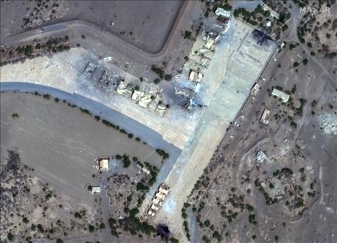 Hình ảnh vệ tinh chụp hiện trường một vụ không kích của liên quân Mỹ - Anh xuống khu vực gần sân bay quốc tế Sanaa, Yemen, ngày 12/1/2024. Ảnh: AFP/TTXVN

