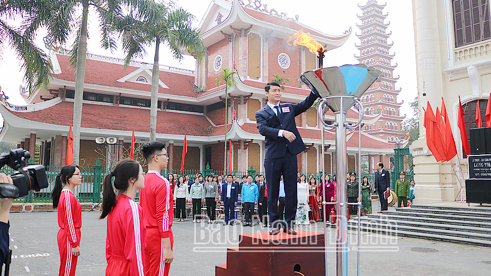 Đồng chí Chủ tịch UBND huyện Hải Hậu Trần Thế Anh thắp lửa truyền thống Hội khoẻ Phù Đổng huyện. 
