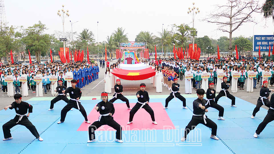Biểu diễn võ cổ truyền trong Lễ khai mạc Hội khoẻ Phù Đổng huyện Hải Hậu. 

