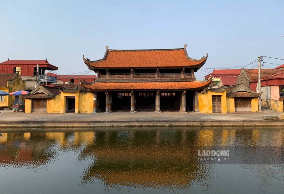 Di tích kiến trúc nghệ thuật chùa Keo Hành Thiện gồm chùa Keo trong (Thần Quang Tự) và chùa Keo ngoài (Đĩnh Lan tự) là một trong những ngôi chùa cổ kính nổi tiếng của tỉnh Nam Định. Ban đầu có tên là chùa Nghiêm Quang, sau đổi là chùa Thần Quang. Theo các nguồn tài lệu và truyền thuyết dân gian thì Dương Không Lộ cho xây dựng chùa Nghiêm Quang vào năm 1061, đời vua Lý Thánh Tông. Đến năm 1611, do lũ lụt, chùa được dời, dựng lại trên mảnh đất làng Hành Thiện, xã Xuân Hồng, huyện Xuân Trường, tỉnh Nam Định và được gìn giữ cho đến ngày nay.