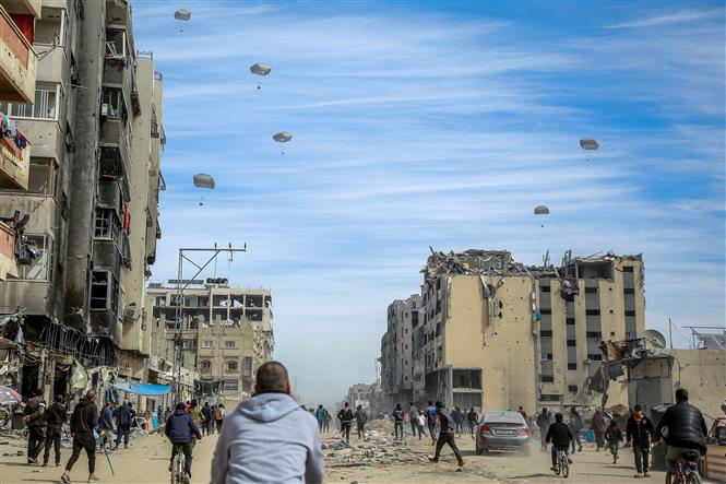 Hàng viện trợ được thả xuống Dải Gaza ngày 1/3/2024. Ảnh: AFP/TTXVN
