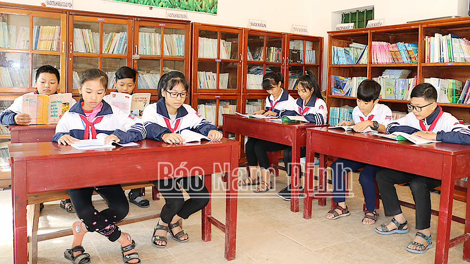 Học sinh Trường THCS Hồng Thuận (Giao Thủy) đọc sách tại Thư viện nhà trường.