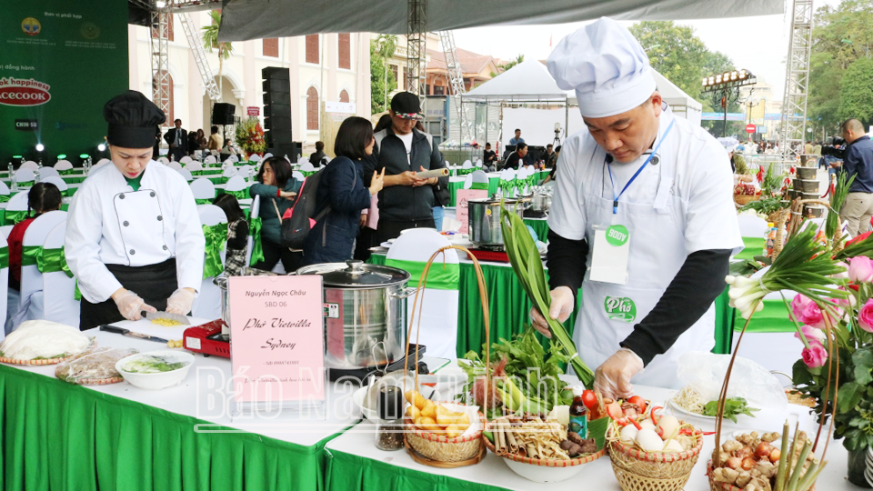 Các nghệ nhân ẩm thực trình diễn nấu phở trong chương trình sự kiện Ngày của Phở (12-12) năm 2022.