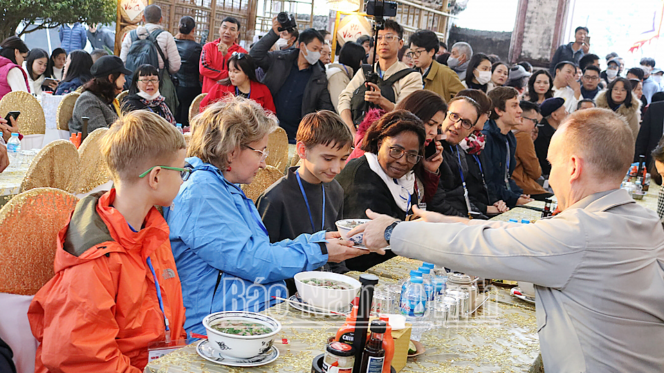 Khách quốc tế thưởng thức món phở bò truyền thống tại làng Vân Cù, xã Đồng Sơn (Nam Trực) trong chương trình sự kiện Ngày của Phở (12-12) năm 2022.
