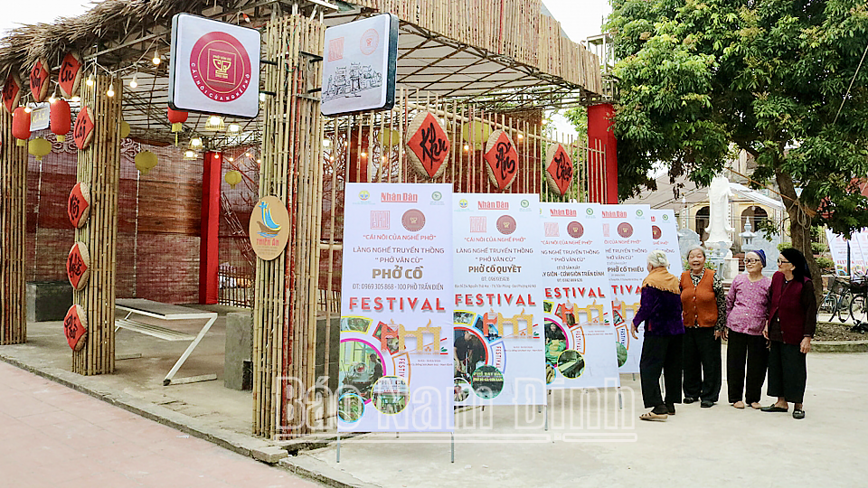 Trang trí chuẩn bị cho sự kiện Festival Phở 2024 tại làng Vân Cù, xã Đồng Sơn (Nam Trực).