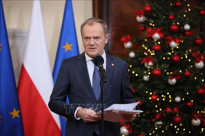 Thủ tướng Ba Lan Donald Tusk trong cuộc họp báo sau phiên họp nội các ở Warsaw, ngày 19/12/2023. Ảnh: PAP/TTXVN
