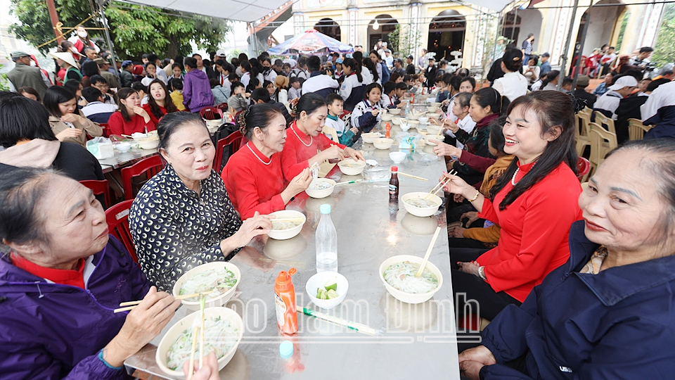 Đông đảo thực khách thưởng thức phở tại Festival Phở tổ chức tại làng Vân Cù. 
