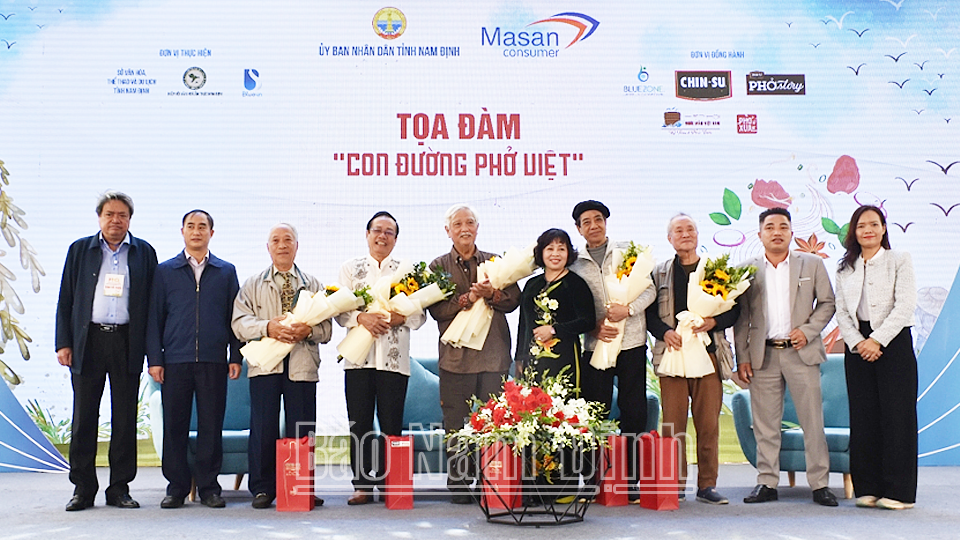 Ban Tổ chức chụp ảnh lưu niệm cùng các diễn giả tham gia tọa đàm Con đường Phở Việt. 
