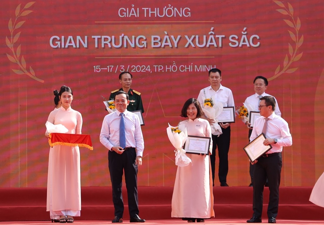 Ông Trần Lưu Quang, Ủy viên Ban chấp hành Trung ương Đảng, Phó Thủ tướng Chính phủ trao giải Gian trưng bày xuất sắc cho Thông tấn xã Việt Nam. Ảnh: An Hiếu
