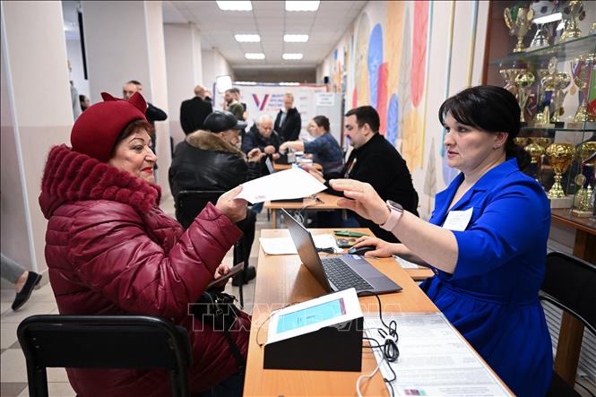 Nhân viên cơ quan bầu cử làm nhiệm vụ tại một điểm bỏ phiếu bầu Tổng thống Nga ở Moskva ngày 16/3/2024. Ảnh: AFP/TTXVN
