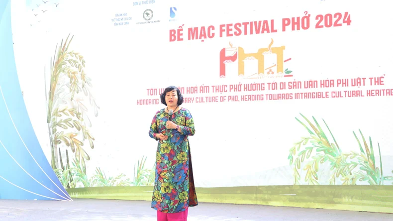 Nghệ nhân Lê Thị Thiết, Chủ tịch Hiệp hội Văn hóa Ẩm thực Nam Định, thành viên Ban tổ chức phát biểu tại lễ bế mạc.
            