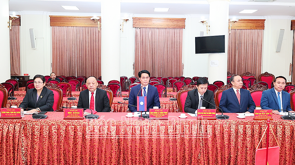 Các đồng chí lãnh đạo tỉnh U Đôm Xay dự buổi hội đàm. 
