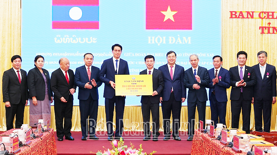 Các đồng chí lãnh đạo tỉnh Nam Định tặng quà ủng hộ tỉnh U Đôm Xay. 
