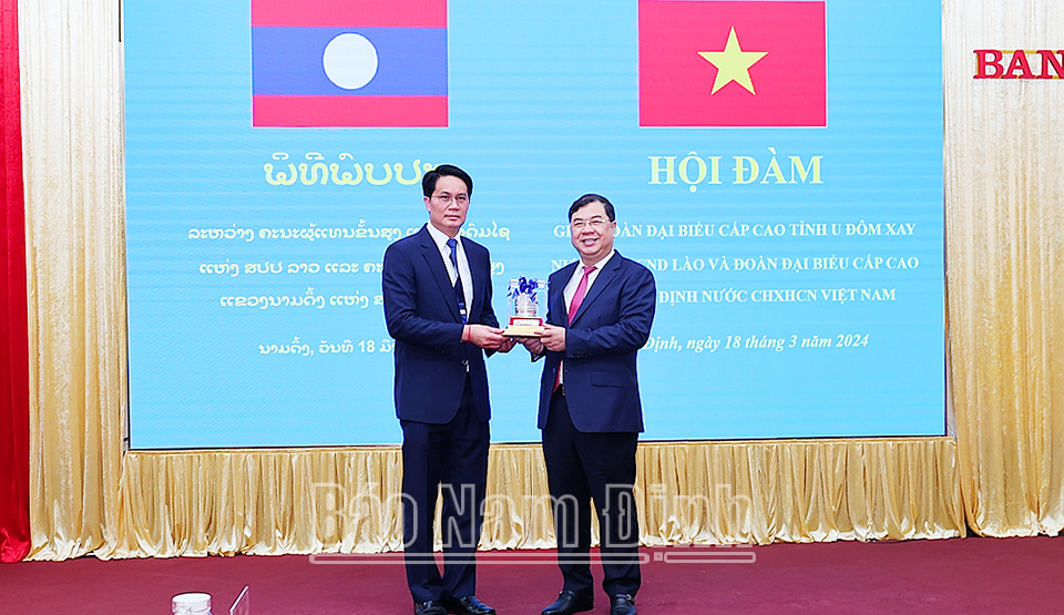Đồng chí Bí thư Tỉnh ủy kiêm Tỉnh trưởng tỉnh U Đôm Xay tặng kỷ vật cho đồng chí Bí thư Tỉnh ủy Nam Định. 
