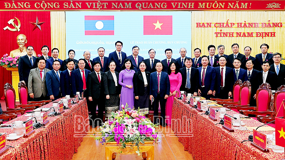 Đoàn đại biểu hai tỉnh Nam Định và U Đôm Xay chụp ảnh lưu niệm. 
