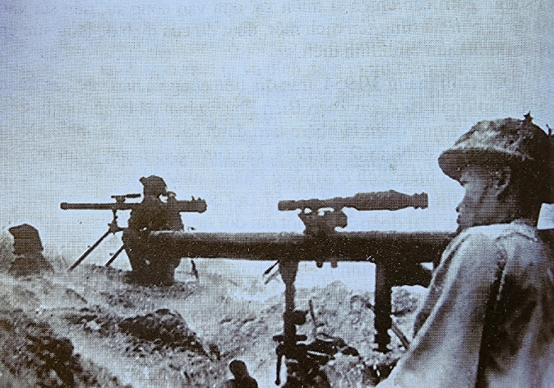 Trung đoàn 57 được giao nhiệm vụ bao vây phân khu Hồng Cúm, khống chế sân bay và trận địa pháo binh, chia cắt hoàn toàn phân khu Hồng Cúm với phân khu Trung tâm. Trong ảnh: Chiến sĩ Đại đoàn 304 dùng súng DKZ diệt xe tăng và bộ binh địch ở phân khu Hồng Cúm tháng 4/1954.