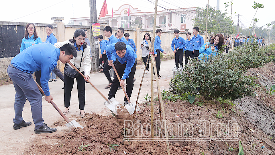 Đoàn viên, thanh niên trong tỉnh tham gia trồng cây xanh bảo vệ môi trường tại xã Nghĩa An (Nam Trực).