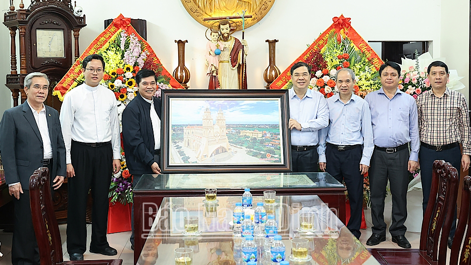 Linh mục Giuse Nguyễn Văn Chuyển tặng các đồng chí lãnh đạo tỉnh bức ảnh Đền thánh Đại Đồng.
