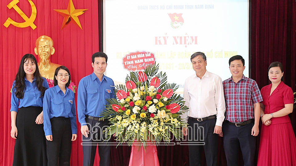 Đồng chí Trần Lê Đoài, TUV, Phó Chủ tịch UBND tỉnh tặng hoa chúc mừng cán bộ, đoàn viên, thanh niên cơ quan Tỉnh Đoàn. 
