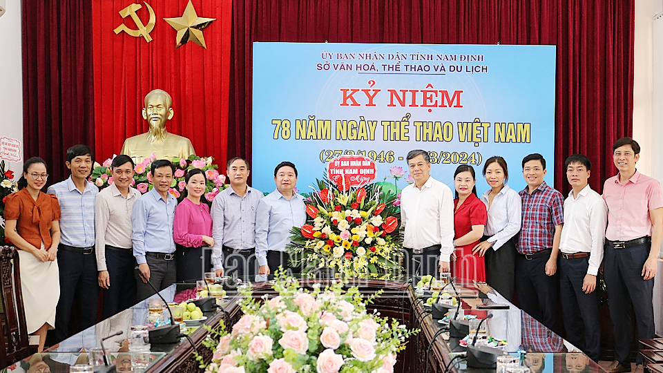 Đồng chí Trần Lê Đoài, TUV, Phó Chủ tịch UBND tỉnh tặng hoa chúc mừng cán bộ, công chức, viên chức Sở VH, TT và DL nhân kỷ niệm 78 năm Ngày Thể thao Việt Nam. 
