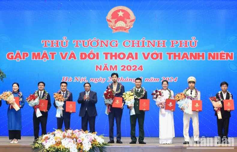 Thủ tướng Phạm Minh Chính trao tặng hoa, quà cho các gương mặt thanh niên tiêu biểu.
