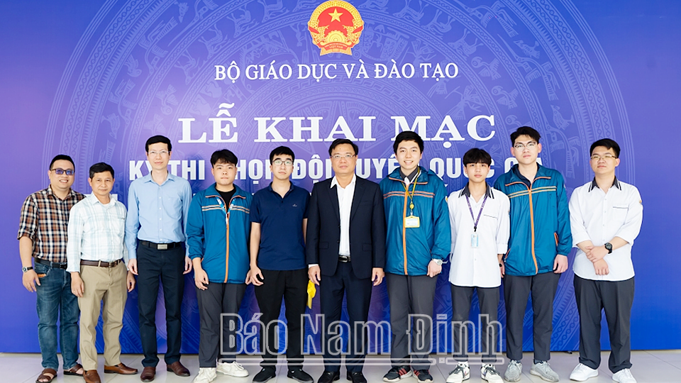 Ban giám hiệu Trường THPT chuyên Lê Hồng Phong và các thầy lãnh đội động viên học sinh tham dự Kỳ thi chọn đội tuyển quốc gia dự thi Olympic khu vực và quốc tế năm 2024 Ảnh: Do cơ sở cung cấp 
