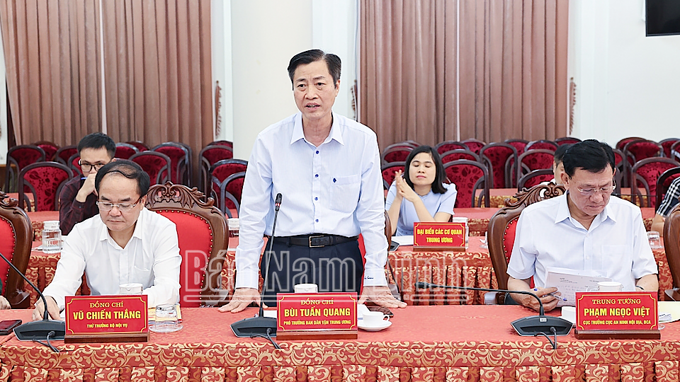 Đồng chí Bùi Tuấn Quang, Phó Trưởng ban Dân vận Trung ương phát biểu tại hội nghị. 
