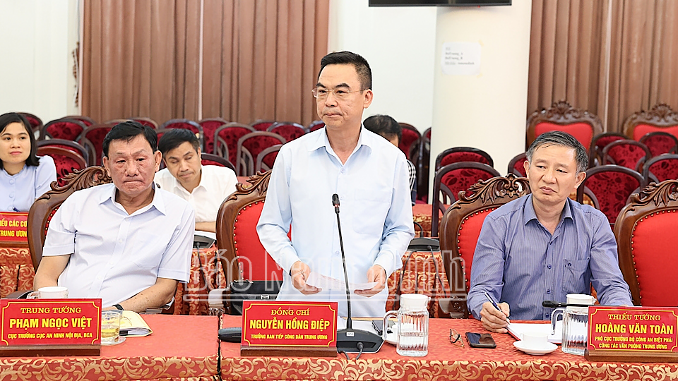 Đồng chí Nguyễn Hồng Điệp, Trưởng Ban tiếp công dân Trung ương phát biểu tại hội nghị. 
