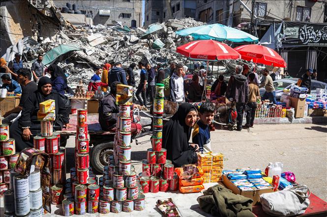 Một chợ tạm ở Rafah, Dải Gaza ngày 12/3/2024. Ảnh: AFP/TTXVN
