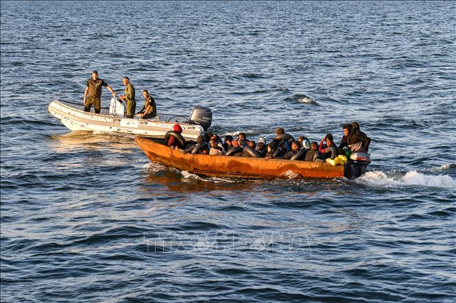 Lực lượng Vệ binh quốc gia Tunisia giải cứu người di cư trên Địa Trung Hải, ngoài khơi thành phố Sfax. Ảnh tư liệu: AFP/TTXVN
