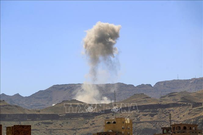Khói bốc lên sau một vụ không kích tại Sanaa, Yemen. Ảnh tư liệu: AFP/TTXVN

