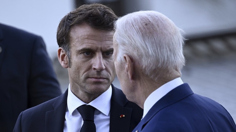 Tổng thống Pháp Emmanuel Macron (trái) trò chuyện với Tổng thống Mỹ Joe Biden. Ảnh: WPA Pool/Getty Images
