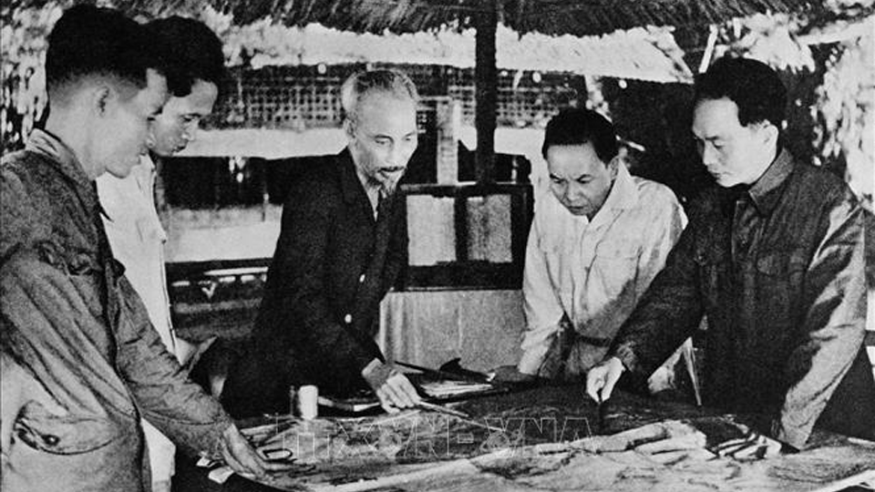 Cuối năm 1953, tại Việt Bắc, Chủ tịch Hồ Chí Minh và các đồng chí lãnh đạo Đảng quyết định mở Chiến dịch Điện Biên Phủ với quyết tâm tiêu diệt tập đoàn cứ điểm mạnh nhất của Pháp tại Điện Biên Phủ. 
Ảnh: Tư liệu TTXVN