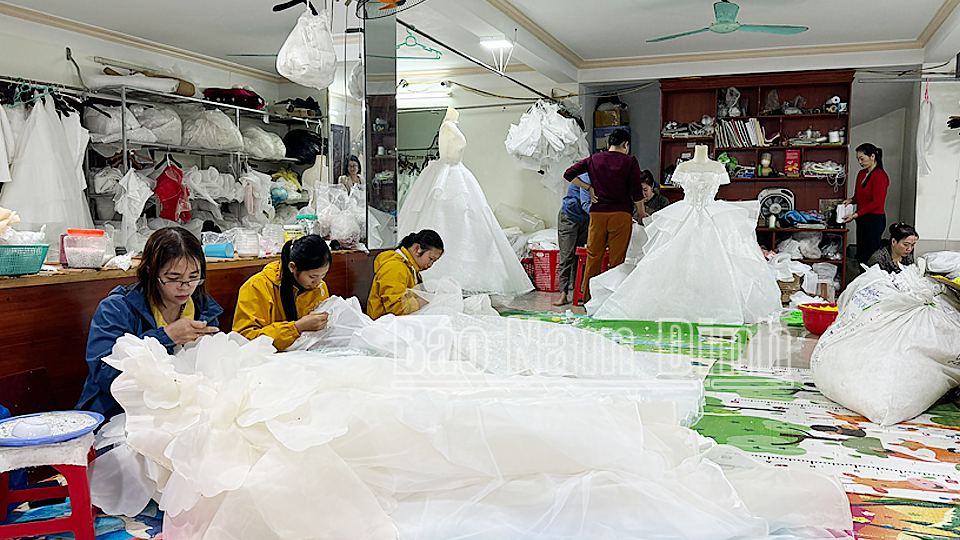 Các cơ sở sản xuất váy cưới tại xã Giao Lạc tạo việc làm ổn định cho nhiều lao động nữ tại địa phương.
