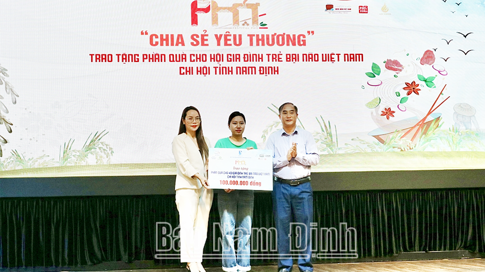 Chương trình từ thiện “Chia sẻ yêu thương” - trao quà cho các gia đình trẻ bại não tỉnh Nam Định