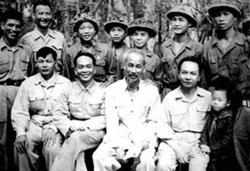 <em>Các chiến sĩ thi đua của mặt trận Điện Biên Phủ mang theo tin thắng trận về chúc mừng sinh nhật Bác (19/5/1954). (Ảnh tư liệu)
            </em>