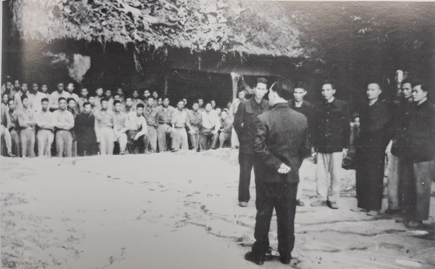 Đại tướng Võ Nguyên Giáp giao nhiệm vụ cho các đơn vị trên sa bàn tại Sở chỉ huy Mặt trận Điện Biên Phủ. Ảnh tư liệu 
